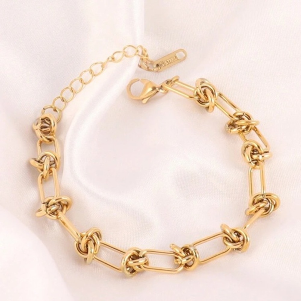 Elegant Gold Chain Bracelet